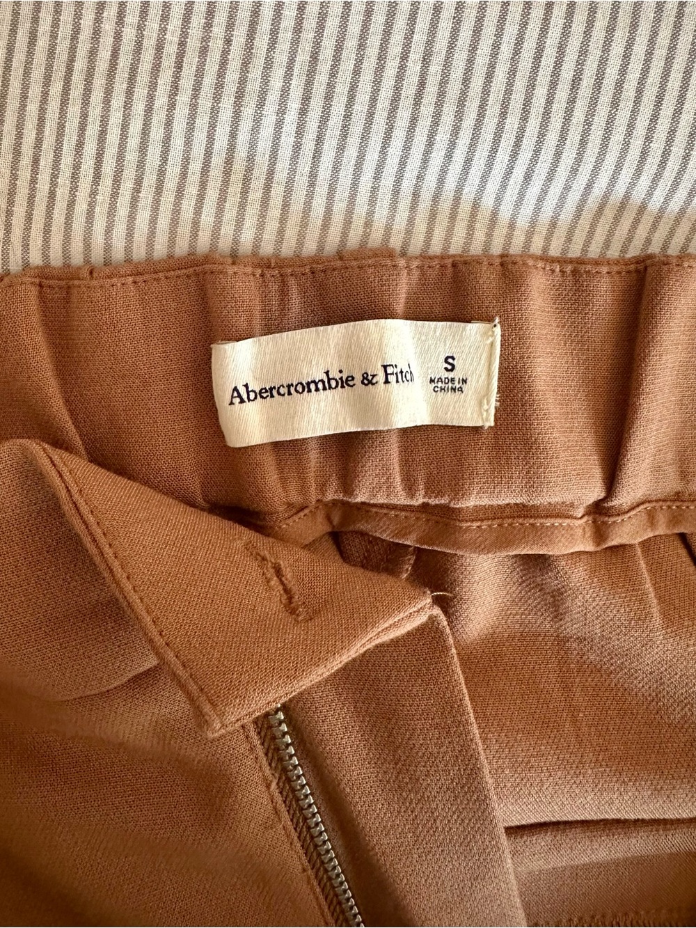 Abercrombie & Fitch Wide-Leg Pleated Brown Trousers - Picture 3 of 3